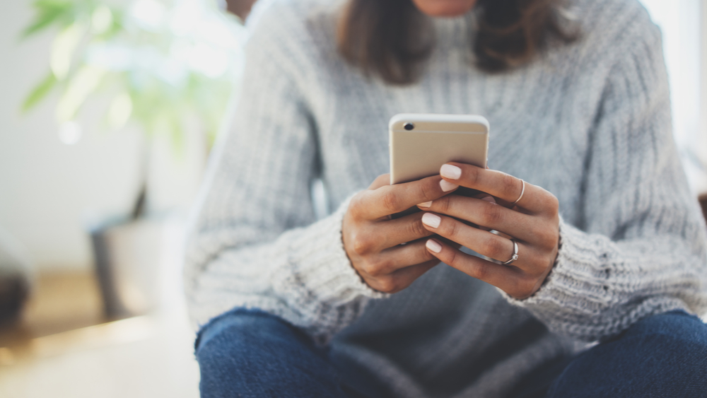 How to Support a Grieving Loved One via Text: According to a Grief and Bereavement Expert 